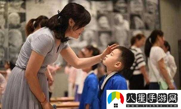 兒子啊兒子?jì)寢尷斫饽?><p>我理解你的成長(zhǎng)困惑。青春期是一個(gè)充滿變化和挑戰(zhàn)的時(shí)期，你可能會(huì)感到迷茫、焦慮和不安。你開始探索自己的身份和未來，對(duì)世界充滿了好奇和疑問。你也面臨著學(xué)業(yè)壓力、人際關(guān)系等各種問題，這些都可能讓你感到困惑和沮喪。作為母親，我知道你需要時(shí)間和空間來探索自己的內(nèi)心世界，我也會(huì)一直在你身邊支持你、鼓勵(lì)你。</p><p>我理解你的情感需求。在這個(gè)階段，你可能會(huì)更加關(guān)注自己的感受和需求，希望得到他人的理解和認(rèn)可。你可能會(huì)對(duì)父母的期望感到壓力，也會(huì)對(duì)自己的未來感到迷茫。作為母親，我會(huì)傾聽你的內(nèi)心世界，理解你的情感需求，給予你足夠的支持和鼓勵(lì)。我也希望你能夠?qū)W會(huì)表達(dá)自己的情感，與我和其他家人朋友分享你的快樂和煩惱。</p><p>我理解你的學(xué)習(xí)壓力。在現(xiàn)代社會(huì)，學(xué)習(xí)成績(jī)往往成為評(píng)價(jià)一個(gè)人成功與否的重要標(biāo)準(zhǔn)。你可能會(huì)因?yàn)閷W(xué)習(xí)壓力而感到焦慮和不安，擔(dān)心自己無法達(dá)到父母和老師的期望。作為母親，我知道學(xué)習(xí)對(duì)于你的未來非常重要，但我也希望你能夠保持身心健康。我會(huì)支持你制定合理的學(xué)習(xí)計(jì)劃，幫助你找到適合自己的學(xué)習(xí)方法，同時(shí)也希望你能夠?qū)W會(huì)放松和減壓，保持積極的心態(tài)。</p><p>我理解你的夢(mèng)想和追求。每個(gè)人都有自己的夢(mèng)想和追求，這些夢(mèng)想和追求是你前進(jìn)的動(dòng)力和方向。作為母親，我會(huì)支持你追求自己的夢(mèng)想，鼓勵(lì)你勇敢地嘗試和探索。我相信你有自己的才華和潛力，只要你堅(jiān)持不懈地努力，就一定能夠?qū)崿F(xiàn)自己的夢(mèng)想。</p><p>兒子啊，兒子?jì)寢尷斫饽?。我?huì)一直在你身邊支持你、鼓勵(lì)你，陪伴你度過人生的每一個(gè)階段。無論你遇到什么困難和挑戰(zhàn)，都要記得，你不是一個(gè)人在戰(zhàn)斗。你的父母、家人和朋友都會(huì)一直在你身邊，支持你、鼓勵(lì)你。相信自己，勇敢追求，你一定能夠?qū)崿F(xiàn)自己的夢(mèng)想，成為一個(gè)有價(jià)值的人。</p>            </div>
            <div   class=
