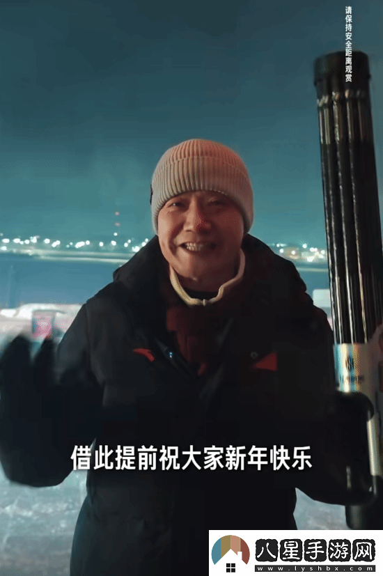 雷軍手持加特林提前拜年：祝大家新年快樂！