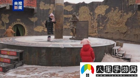 上演現(xiàn)實(shí)版“冰火兩重天”！吐魯番火焰山迎來(lái)降雪
