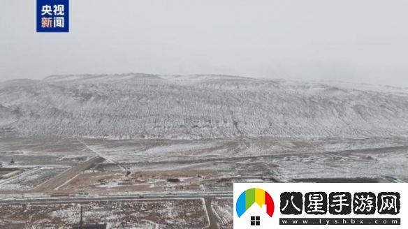 上演現(xiàn)實(shí)版“冰火兩重天”！吐魯番火焰山迎來(lái)降雪