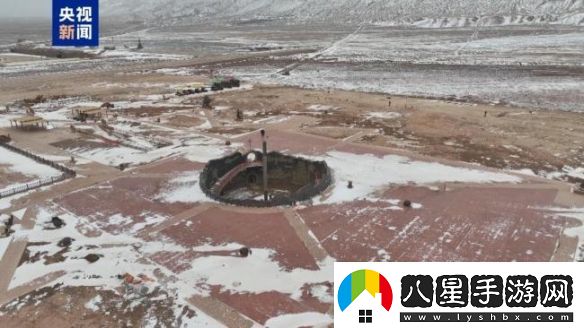 上演現(xiàn)實(shí)版“冰火兩重天”！吐魯番火焰山迎來(lái)降雪